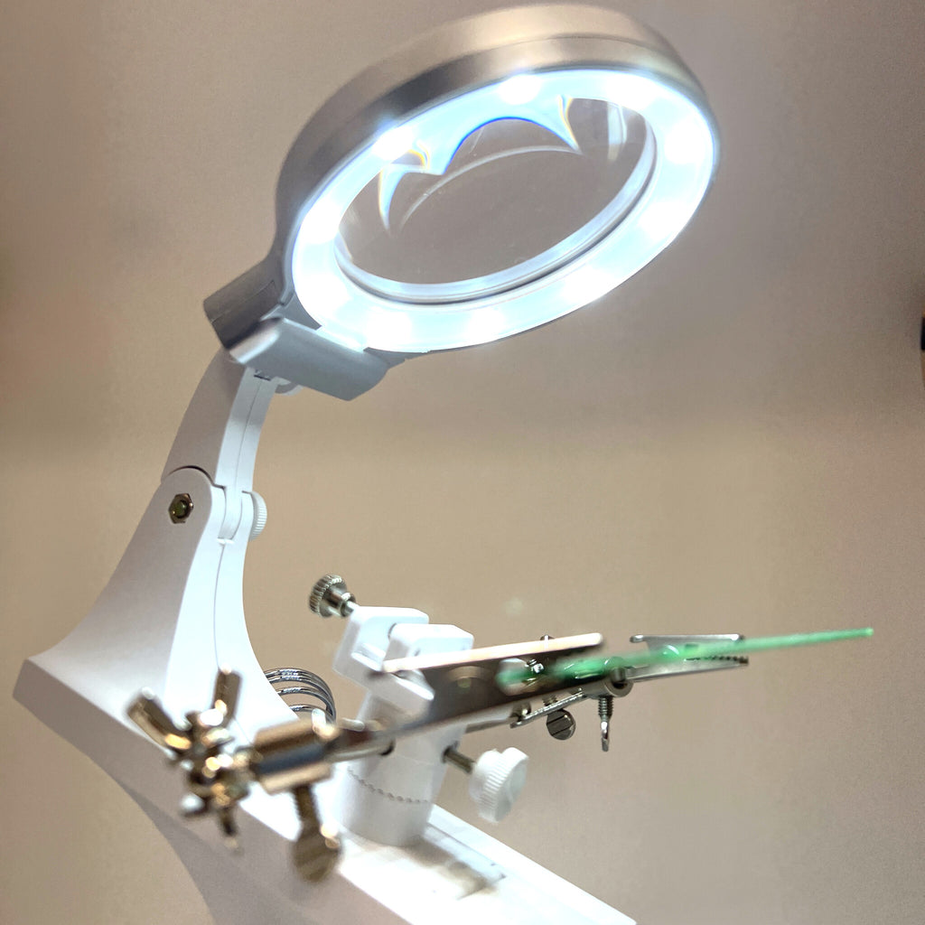 Derde Hand met vergrootglas en licht 5