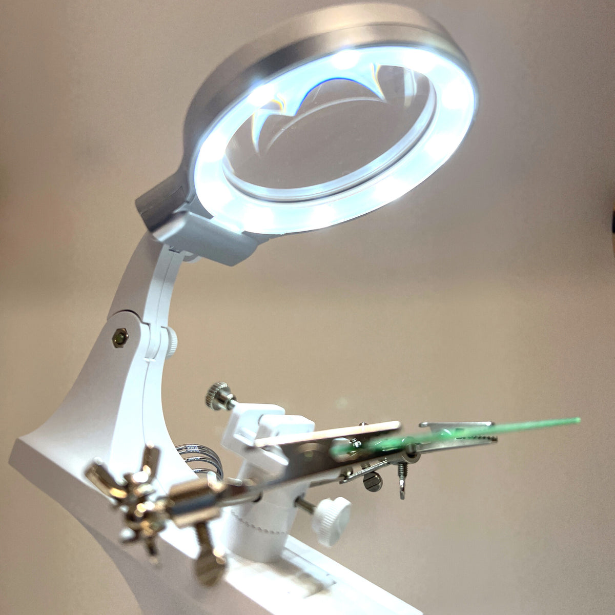 Derde Hand met vergrootglas en licht 5