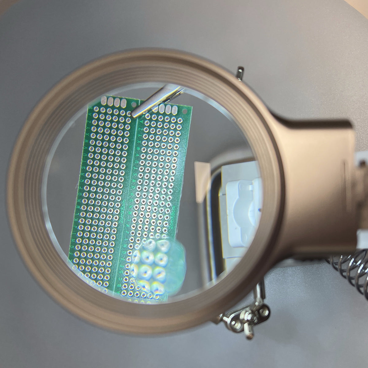 Derde Hand met vergrootglas en licht 6